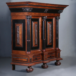 Museale kolom- of Kussenkast  ca 1665 in palissander met ebben en kussens op front en zijpanelen (No.440560)
