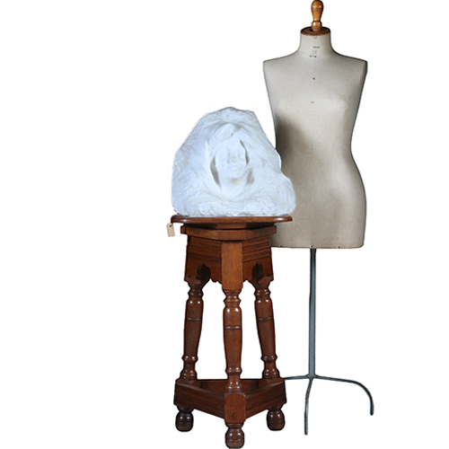Robuuste piëdestal of atelier bok ca 1890 voor presentatie van kunstwerk ca 1900 (No.301622)