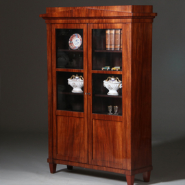 Kleine zeer strakke Biedermeier boekenkast of servieskast ca 1820 donker interieur (No.962610)