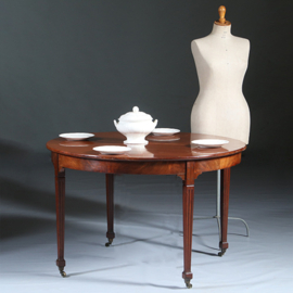 Louis Seize Coulissetafel ca 1800 met 4 inlegbladen verlengbaar tot 12 personen (No.281420)