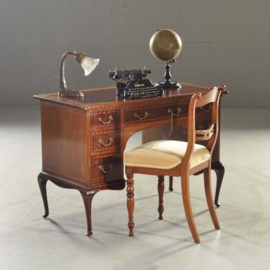 Antieke bureaus / Engels damesbureau ca.  1910  rood leer, "Warrings & Gillow" (No.151232)