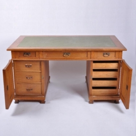 Antieke bureaus / Groot plat bureau met "partner look" ca. 1915 veel laden achter de deuren (No.500703)