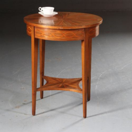 Antieke bijzettafels / wijntafels / Ronde notenhouten bijzettafel ca. 1910 met ingelegde zonnestralen (No.542451)
