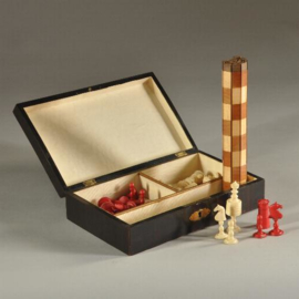 Antiek Varia / Frans schaakspel in palissander doos compleet met stukken én oprolbaar schaakbord (No.998762)