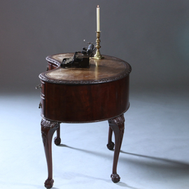 Niervormig bureau met fabelachtig mooi oud leer en 5 laden ca 1900 (No.230210)