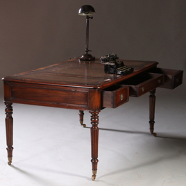 Schrijftafel ca 1930  in mahonie met leer ingelegd op gedraaide poten (No.212820)