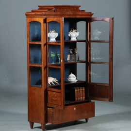 Zeer verfijnde  Vitrine met driezijdig glas en timpaanlade Frankrijk ca 1825 fijn inlegwerk (No.260600)