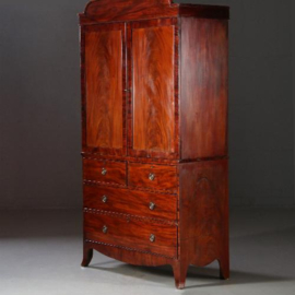 Antieke kasten / Regency kabinet met gebogen fronton ca. 1820 in mahonie met bloemmahonie (No.820866)