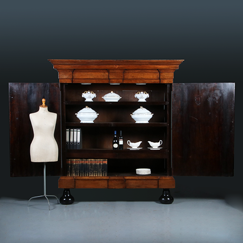 Grote pastoorskast ca 1700 in opvallend blonde kleur fraai patina (No.300205)