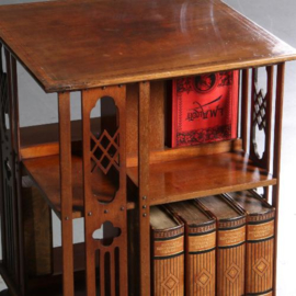 Antieke bijzettafels / Engelse mahonie boekenmolen ca. 1900 op een vierkant vast onderstel (No.610954)