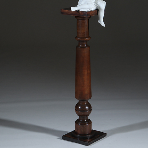 Strakke eenvoudige Piedestal of zuil ca 1900 in fraai doorleefde kleur (No.301825)