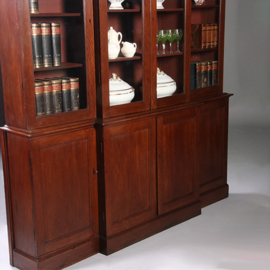 Bijzonder ondiepe grote break front 8-deurs boekenkast in mahonie ca 1890 op plint (No.211775)