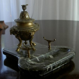 Antieke Bronzen Inktpothouder met ramskoppen en een bij (No.0098414)