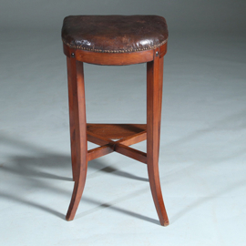 Antieke kruk ca 1810 op 4 sabelpoten met voetenplank het leer prachtig doorleefd  (No.740445)
