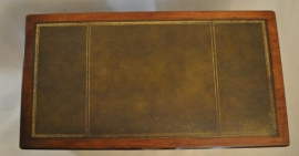 Antieke bureaus / Engels mahonie bureau met groen leer ca. 1900 (No.78307)