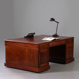 Zeer groot formaat partnerbureau ca 1880 met rood leer ingelegd (No.211785)