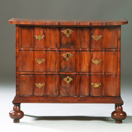 Olijfhouten orgelgebogen commode rondom geschulpt ca 1715 (No.971720)