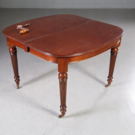 Antieke tafel / Elegante Victoriaanse wind out eetkamertafel in mahonie met een inlegblad ca. 1880 (No.651517)