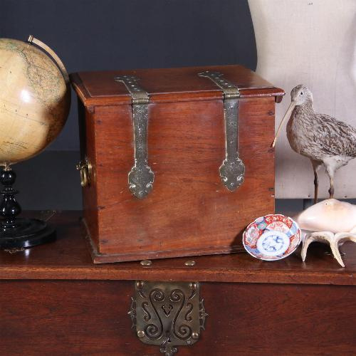 Kruik min ethisch Antieke kisten / Kleine koloniale kist met brons en latoen (No.670642) |  Verkochte antieke meubelen bibliotheek / beeldbank / archief | AntiekSite.nl