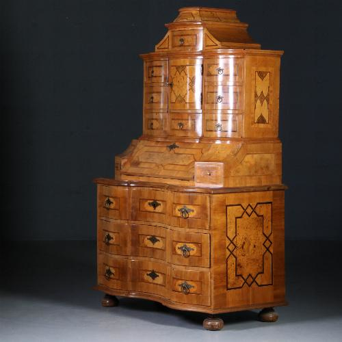 Antieke kast / eeuwse tabernakelkast barok orgel gebogen in noten met wortelnoten en o.a. ebbenhout (No.571512) | Antieke Kasten |
