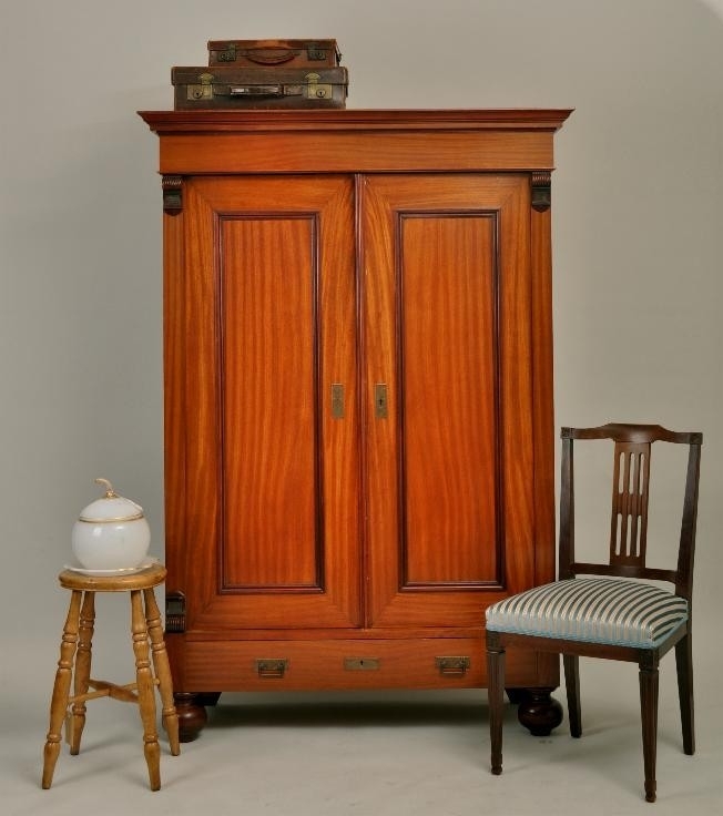 Antieke kast / Strakke blond tweedeurskast met planken en (No.76191) | Verkochte antieke meubelen bibliotheek / beeldbank / archief | AntiekSite.nl