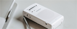 Sangean Pocket 100 (SR-35) budget AM en FM zakradio met ingebouwde luidspreker, wit