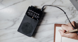 Sangean Pocket 110 (SR-36) budget AM en FM radio met ingebouwde luidspreker, zwart