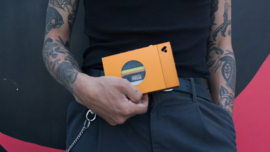 We Are Rewind Serge draagbare oplaadbare stereo cassette speler met Bluetooth zender, oranje