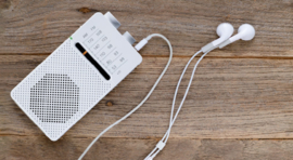 Sangean Pocket 110 (SR-36) budget AM en FM radio met ingebouwde luidspreker, wit