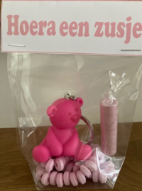 ROZE BEREN SLEUTELHANGER,SNOEPKETTING MET LABEL EEN ZUSJE