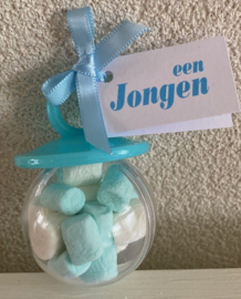 Fopspeen gevuld met mini spekjes een lintje en kaartje een jongen of broertje