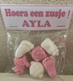 ZAKJE MET 6  ROZE/WITTE FOAM SNOEPJES EN LABEL MET TEKST