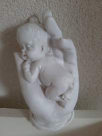 BABY IN HAND ONGEVEER 13 CM HOOG X 6 CM BREED OP =OP