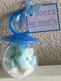 Fopspeen gevuld met mini spekjes een lintje en kaartje een broertje OP =  OP