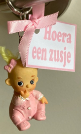 ROZE BABY SLEUTELHANGER INCL KAARTJE HOERA EEN ZUSJE OP = OP