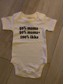 ROMPER MET TEKST 50% MAMA 50% MAMA 100% IKKE