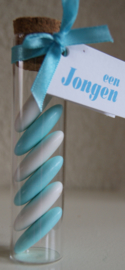 GLAZEN BUISJE 10 CM JONGEN