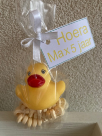 GEEL EENDJE INCL SNOEPKETTING EN KAARTJE