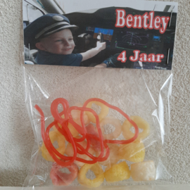 ZAKJE MET CHIPS EN SNOEP VETER OM ZELF EEN KETTING TE MAKEN INCL LABEL