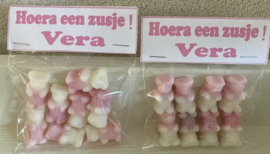 ZAKJE MET 8 ROZE BEREN SNOEPJES EN LABEL MET TEKST