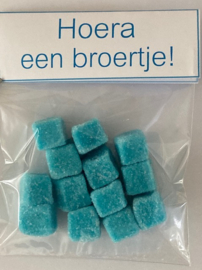 ZAKJE MET LABEL HOERA EEN BROERTJE MET TUM TUM BLOKJES