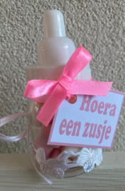 PAPFLESJE MET STRIKJE EN MINI SPEKJES KAARTJE EEN ZUSJE