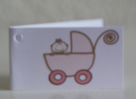 BABY IN KINDERWAGEN
