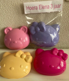 LAATSTE HELLO KITTY  ZANDVORMPJES MET SPEKJES OP = OP 