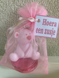 SLEUTELHANGER BEER IN ROZE ZAKJE MET 2 CHOCOLADE MUNTEN