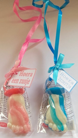Lolly baby voetje aan koord incl kaartje een zusje / broertje