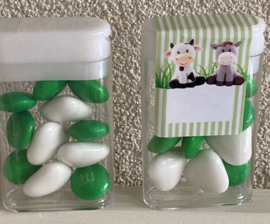 Plastic doosje met chocolade hartjes en dieren sticker