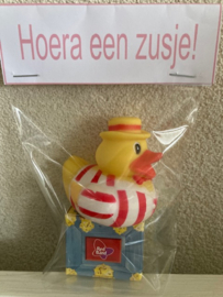 BADEENDJE MET LABEL HOERA EEN ZUSJE EN DOOSJE SNOEP