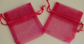 10 FUCHSIA ORGANZA ZAKJES 7H X 6CM BREED