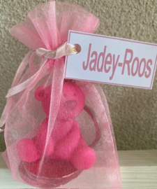 FUCHSIA SLEUTELHANGER BEER IN ROZE ZAKJE MET 2 CHOCOLADE MUNTEN